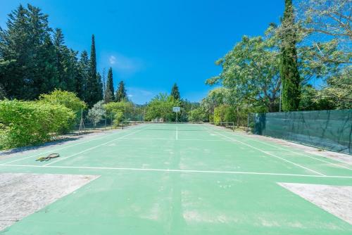 a tennis court with a net on it at Ca Na Sioneta in Campanet