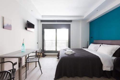 - une chambre avec un grand lit, une table et des chaises dans l'établissement Athenian Central Apartments, à Athènes