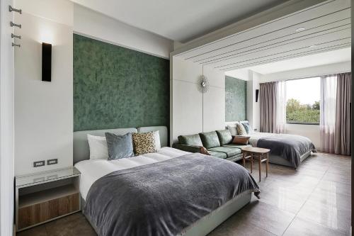 um quarto com 2 camas e um sofá em FZbooking em Hualien City