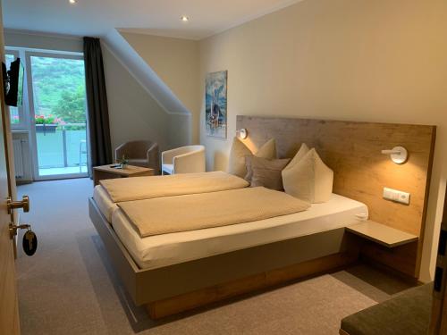 a bedroom with a large bed with a wooden headboard at Weinbergs Loge in Ernst