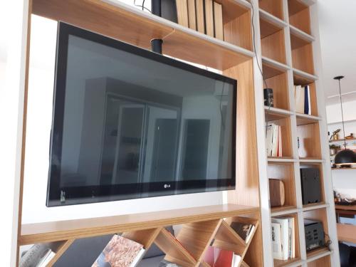 TV a/nebo společenská místnost v ubytování Loft com vista para o mar