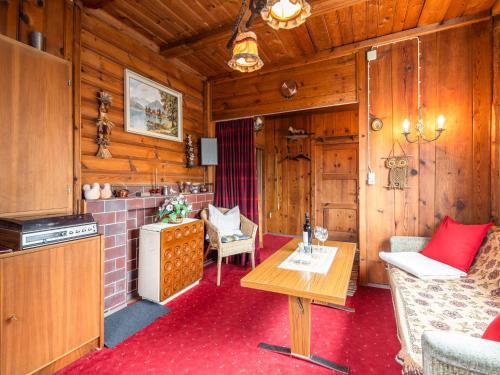 sala de estar con mesa y cocina en Cozy Chalet in Obsteig with Terrace en Obsteig