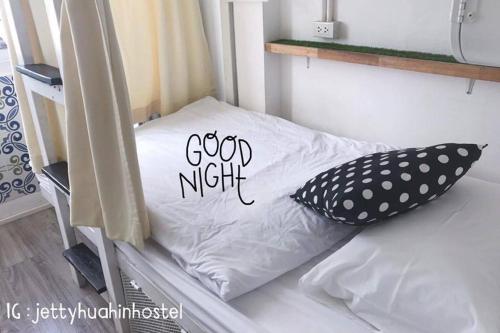 Postel nebo postele na pokoji v ubytování Jetty Huahin Hostel