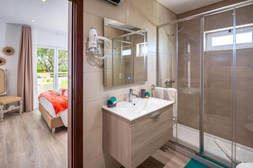 Ένα μπάνιο στο Apartamentos Flor da Laranja, Albufeira by AlgarveBlossom