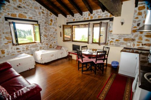 uma sala de estar com uma mesa e um sofá em Apartamentos Rurales Larrago em Busturia