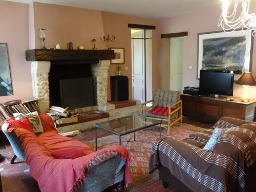 ein Wohnzimmer mit 2 Sofas und einem Kamin in der Unterkunft Holiday Home Les Londes by Interhome in Crouay