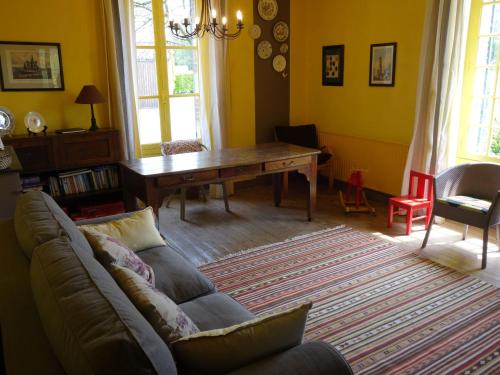 un salon avec un canapé et une table en bois dans l'établissement Holiday Home Les Londes by Interhome, à Crouay