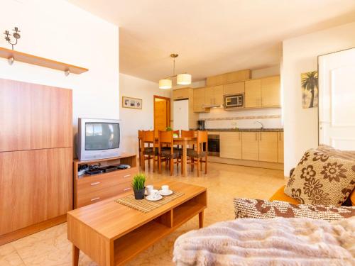 ein Wohnzimmer mit Sofa und Tisch in der Unterkunft Holiday Home Flamenc 2 by Interhome in Riumar