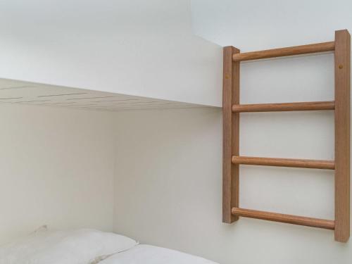ユッラスにあるHoliday Home Nordic chalet 8106- in winter season 202 by Interhomeのベッドルーム1室(二段ベッド1組、木製の棚付)