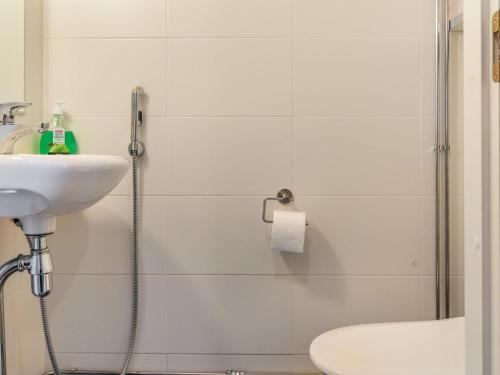 Et badeværelse på Holiday Home Nordic chalet 8106 by Interhome