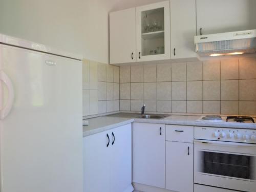 Kuchyň nebo kuchyňský kout v ubytování Holiday Home Nikolina by Interhome