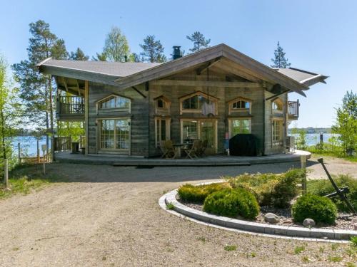 una casa a orillas de un lago en Holiday Home Villa pyöriäinen by Interhome, en Pihlajaniemi