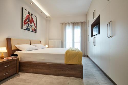 Un dormitorio con una cama grande y una ventana en F & B Collection - Flat for 4 en Tesalónica