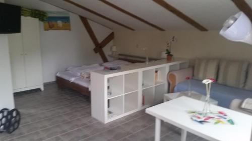 Camera piccola con letto e tavolo di Ferienwohnung Kruppa a Rerik
