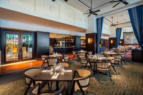 Un restaurante u otro lugar para comer en Hôtel du Parc Hanoï