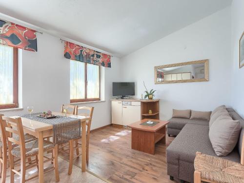 TV a/nebo společenská místnost v ubytování Apartment Ulika by Interhome