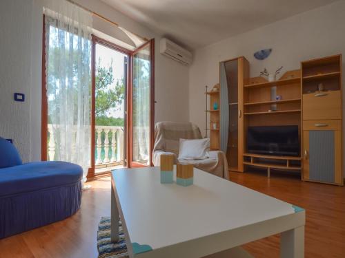 Televisyen dan/atau pusat hiburan di Apartment Mara-1 by Interhome