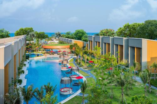 uma vista aérea de um resort com uma piscina em Avani+ Hua Hin Resort em Cha Am