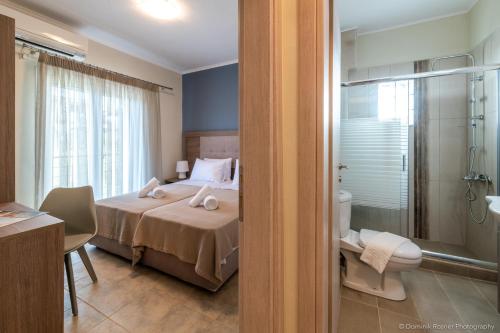 Et badeværelse på Nancy's budget villa with pool & Jacuzzi by "elite"