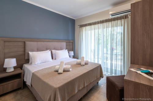 En eller flere senge i et værelse på Nancy's budget villa with pool & Jacuzzi by "elite"