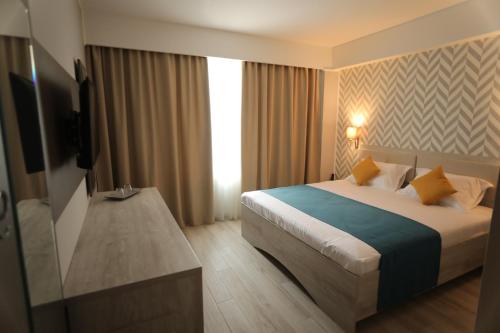Un pat sau paturi într-o cameră la Hotel Dedal
