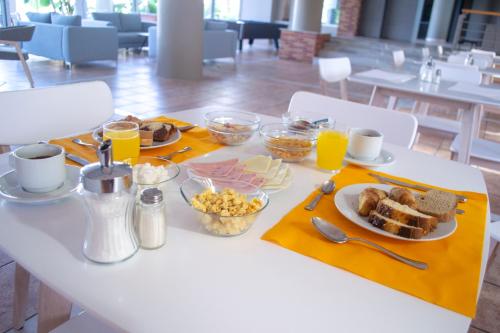 een witte tafel met ontbijtproducten en jus d'orange bij Olympia in Laganas