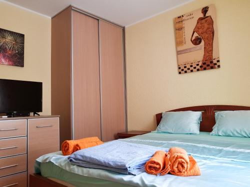 Un dormitorio con una cama con toallas. en Apartments Đule, en Donji Morinj