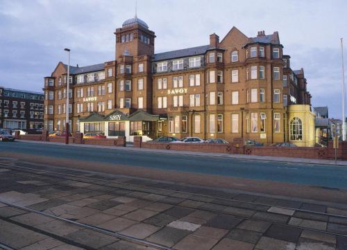 un grand bâtiment en briques sur le côté d'une rue dans l'établissement The Savoy Hotel Adults Only, à Blackpool