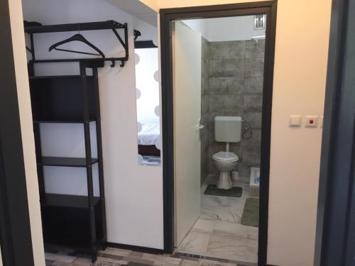 bagno con letto a castello e servizi igienici di Apartman Andi a Fiume (Rijeka)