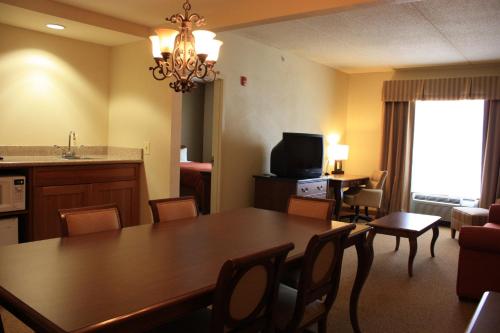 a living room with a dining room table and a kitchen at Country Inn & Suites by Radisson, BWI Airport (Baltimore), MD in Linthicum Heights