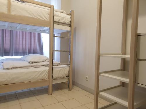 Ένα ή περισσότερα κρεβάτια σε δωμάτιο στο Expressia Stay at Serpong Greenview Apartment