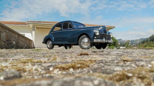 een blauwe auto geparkeerd voor een huis bij Casa Panorâmica Aurora in Celorico de Basto