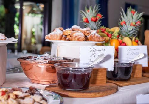 マリーナ・ディ・ピエトラサンタにあるHotel Andreaneriの食品・果物のビュッフェ付きテーブル