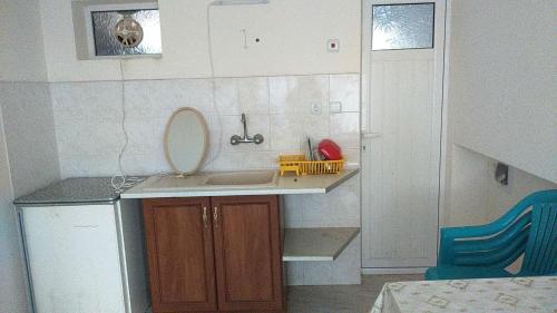 Kuchyň nebo kuchyňský kout v ubytování вилна зона Златни пясъци, спирка Ален мак