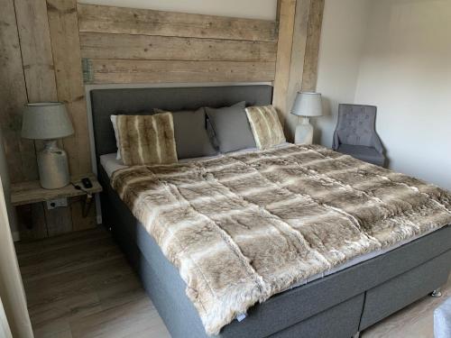 a bedroom with a large bed and two lamps at ferienapartment hahnenklee Apart 1 in Hahnenklee-Bockswiese