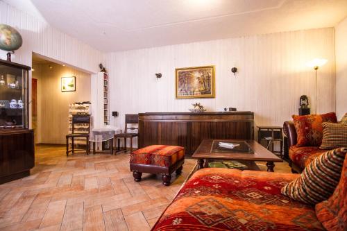 ein Wohnzimmer mit einem Sofa und einem Tisch in der Unterkunft Landhaus Kaltenborn in Trebsen