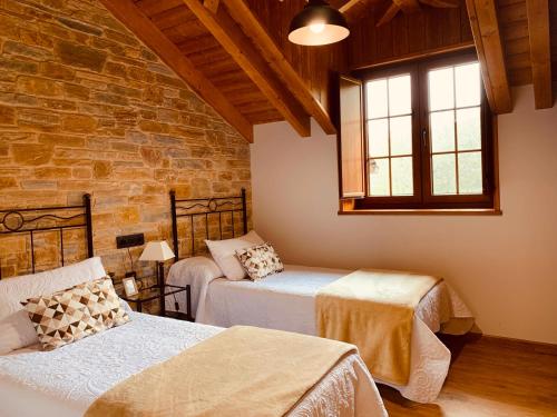 A bed or beds in a room at Casa Lixa Hotel Rural Albergue
