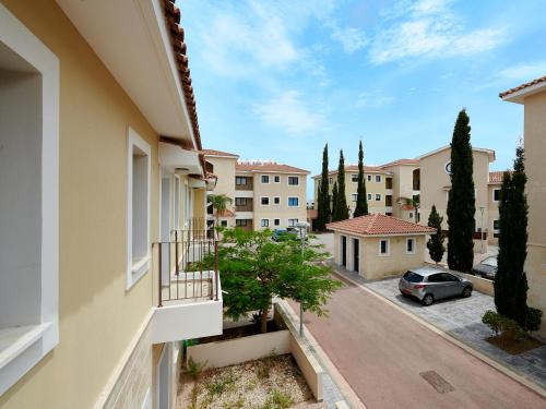 une vue depuis le balcon d'un immeuble dans l'établissement Kyklades Angie Resort, à Protaras