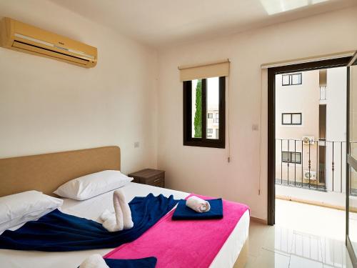 une chambre avec un lit avec deux animaux en peluche dessus dans l'établissement Kyklades Angie Resort, à Protaras