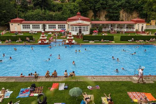 a large pool full of people in the water at Homutův statek in Kokořín