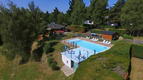 eine Luftansicht eines Hauses mit Pool in der Unterkunft VVF Aubrac in Chaudes-Aigues