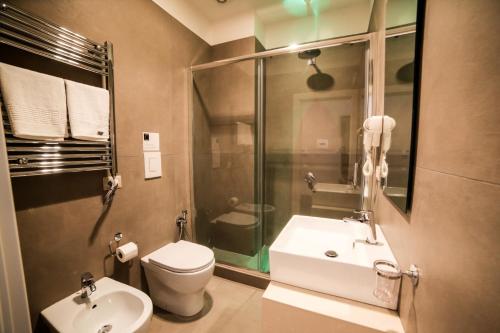 łazienka z toaletą, umywalką i prysznicem w obiekcie Toledo Relais Exclusive Rooms - By Pera Rooms Collection w mieście Neapol