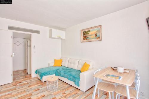 un salon avec un canapé et une table dans l'établissement T2 PRESTIGE BANDOL, à Bandol