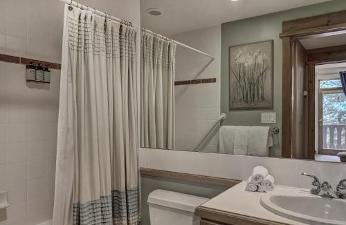 Et badeværelse på 2Br- Arrowhead Village- Great Location And Gorgeous Condo Condo