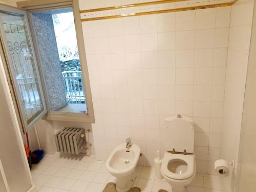 een badkamer met een toilet en een bidet bij Viva La Vida 1 in Gandosso