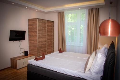 Un dormitorio con una cama grande y una ventana en Aurellia Deluxe Apartments, en Viena