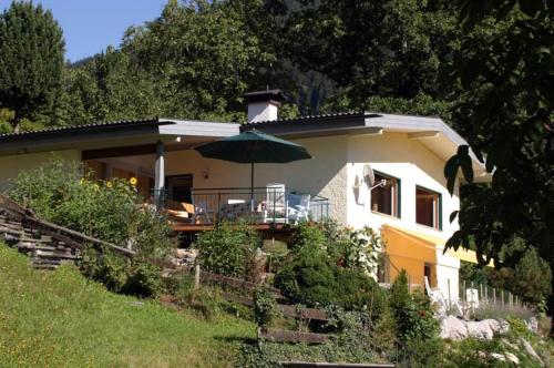 バルトロメベルクにあるFerienhaus Grappaの傘付き玄関のある家