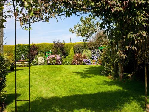 a garden with a green lawn and flowers at Newtown Farm Country House in Ardmore