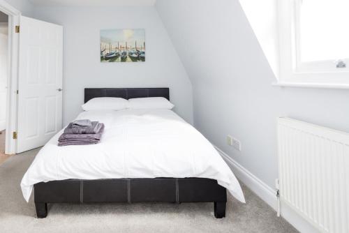 a bedroom with a large bed with white sheets at Camden Apartment E/Apartment in London