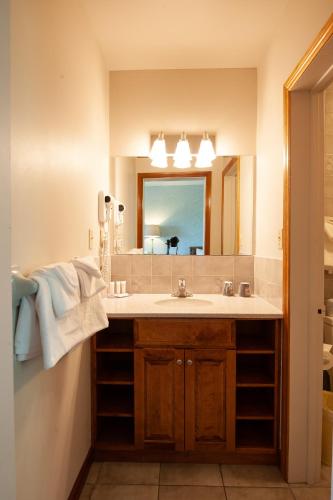 a bathroom with a sink and a mirror at Dutch Inn in Cornwall
